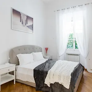 A World Aparts - 32 Calabria Apartment